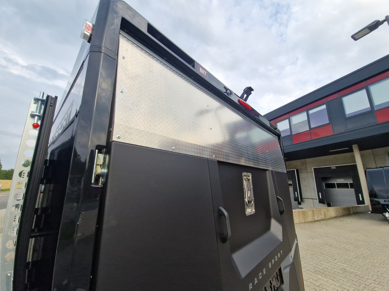 Trailer autotransporter BJT Race Sport 550x210x188cm blackline E Winde Kamera 3500kg: gambar 9