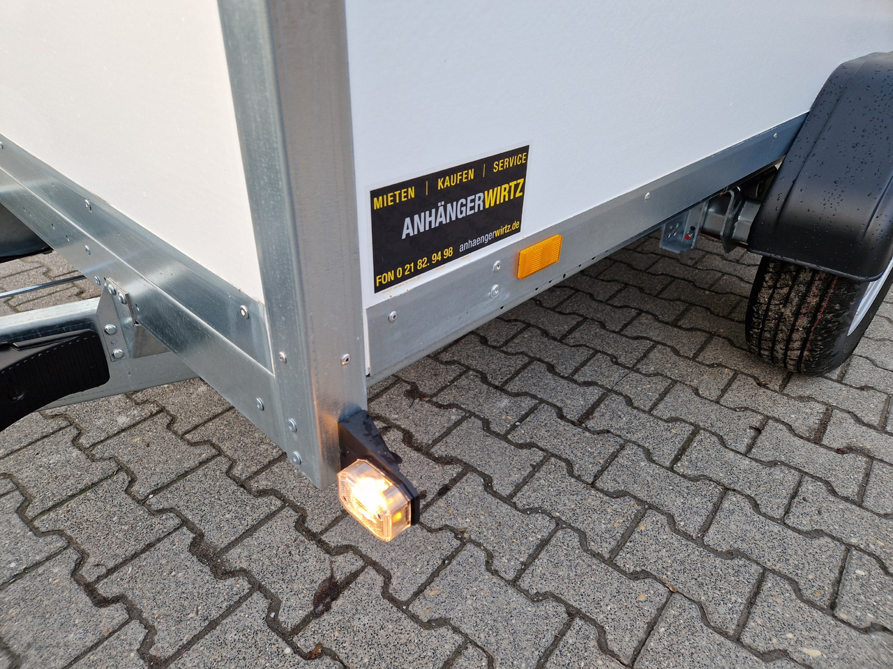 Trailer kotak tertutup Brenderup Cargo Dynamic CD260 BD R 260x150x185 Heckrampe Wabenwände (S) 1300kg: gambar 14 Trailer kotak tertutup Brenderup Cargo Dynamic CD260 BD R 260x150x185 Heckrampe Wabenwände (S) 1300kg: gambar 14