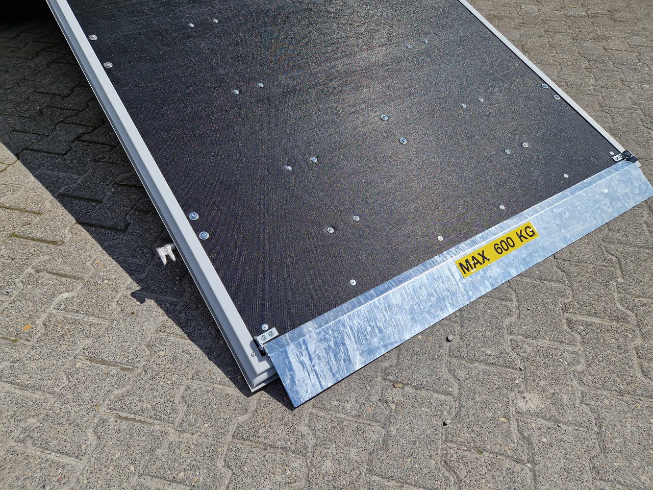 Trailer kotak tertutup Brenderup Cargo Dynamic CD260 BD R 260x150x185 Heckrampe Wabenwände (S) 1300kg: gambar 12 Trailer kotak tertutup Brenderup Cargo Dynamic CD260 BD R 260x150x185 Heckrampe Wabenwände (S) 1300kg: gambar 12