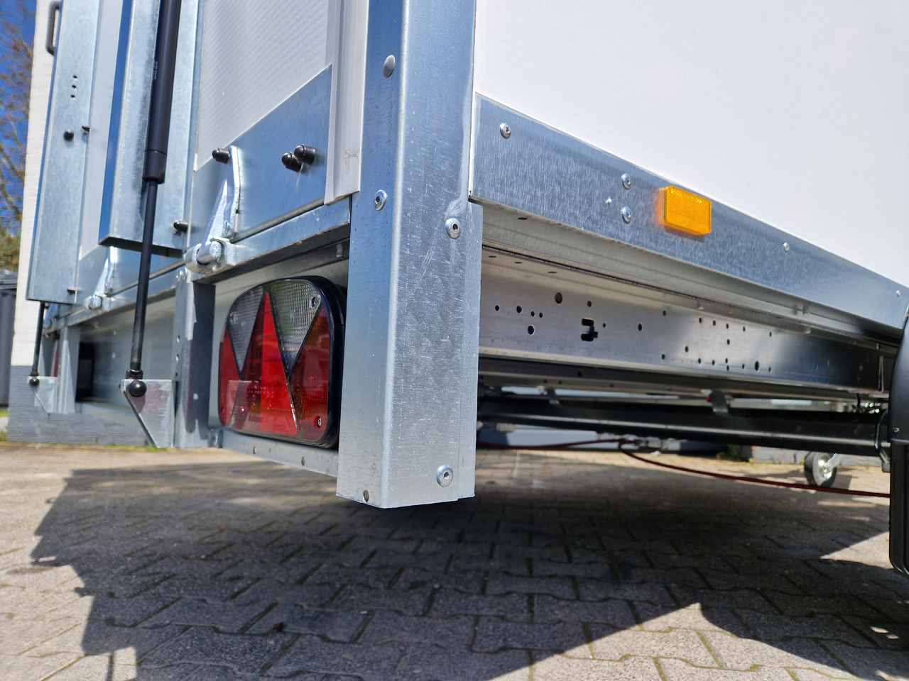 Trailer kotak tertutup Brenderup Cargo Dynamic CD260 BD R 260x150x185 Heckrampe Wabenwände (S) 1300kg: gambar 6 Trailer kotak tertutup Brenderup Cargo Dynamic CD260 BD R 260x150x185 Heckrampe Wabenwände (S) 1300kg: gambar 6