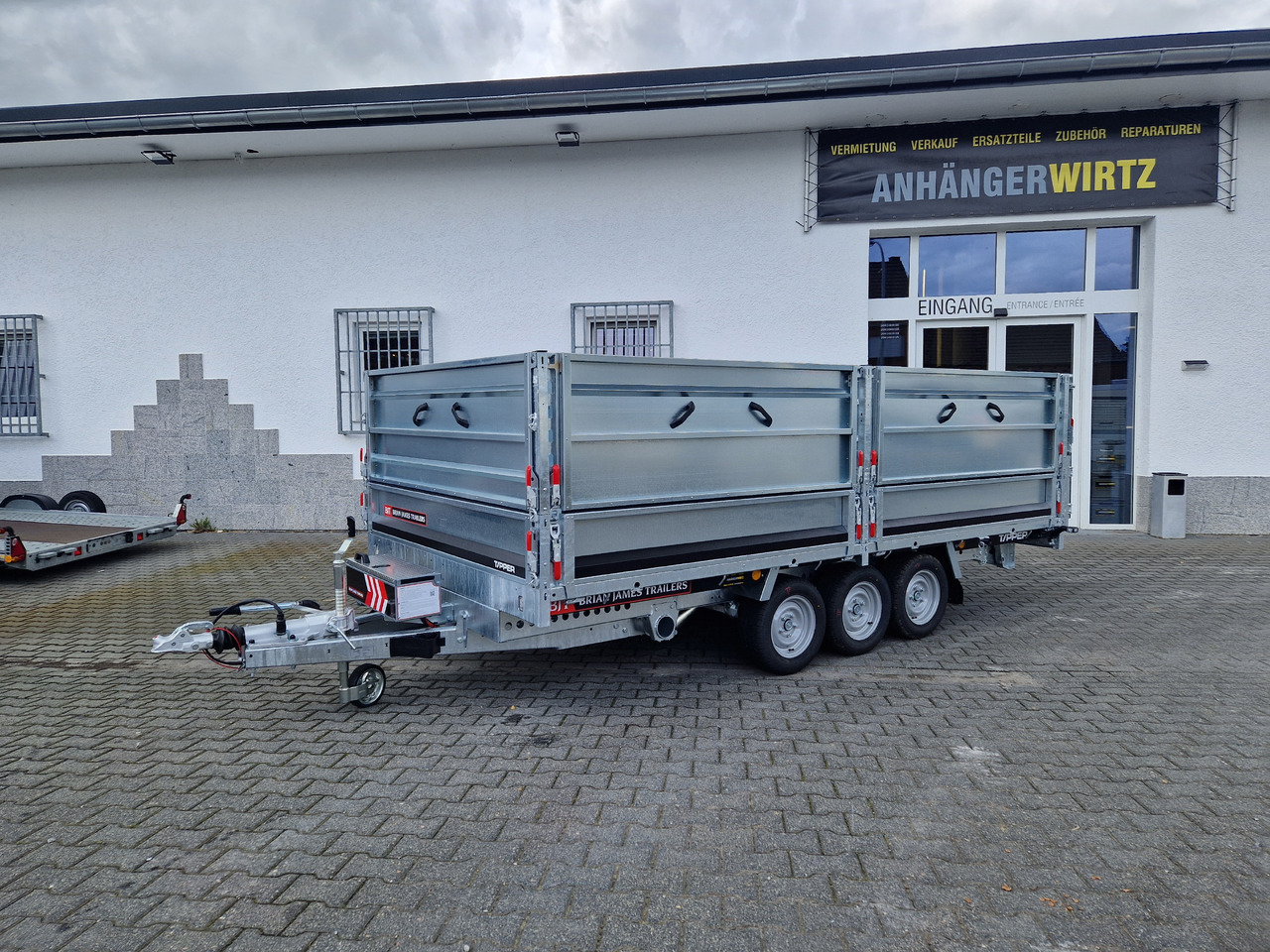 Brian James Trailer Tipper 526-4020 400x200x100cm Aufsatz elek. blackline LED Tridem 3500kg Aktion - Trailer jungkit: gambar 1 Brian James Trailer Tipper 526-4020 400x200x100cm Aufsatz elek. blackline LED Tridem 3500kg Aktion - Trailer jungkit: gambar 1