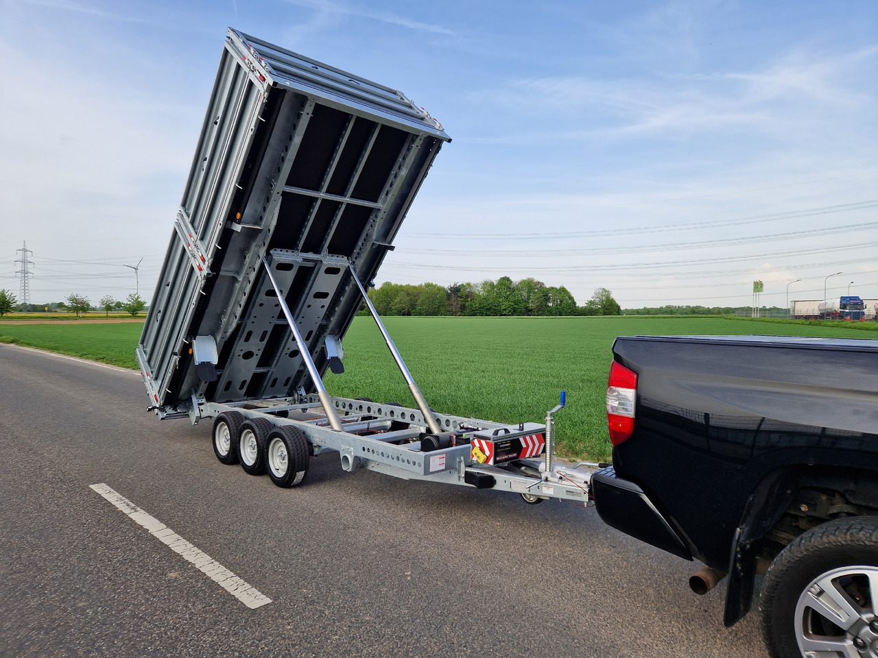 Brian James Trailer Tipper 526-4020 400x200x100cm Aufsatz elek. blackline LED Tridem 3500kg Aktion - Trailer jungkit: gambar 4 Brian James Trailer Tipper 526-4020 400x200x100cm Aufsatz elek. blackline LED Tridem 3500kg Aktion - Trailer jungkit: gambar 4