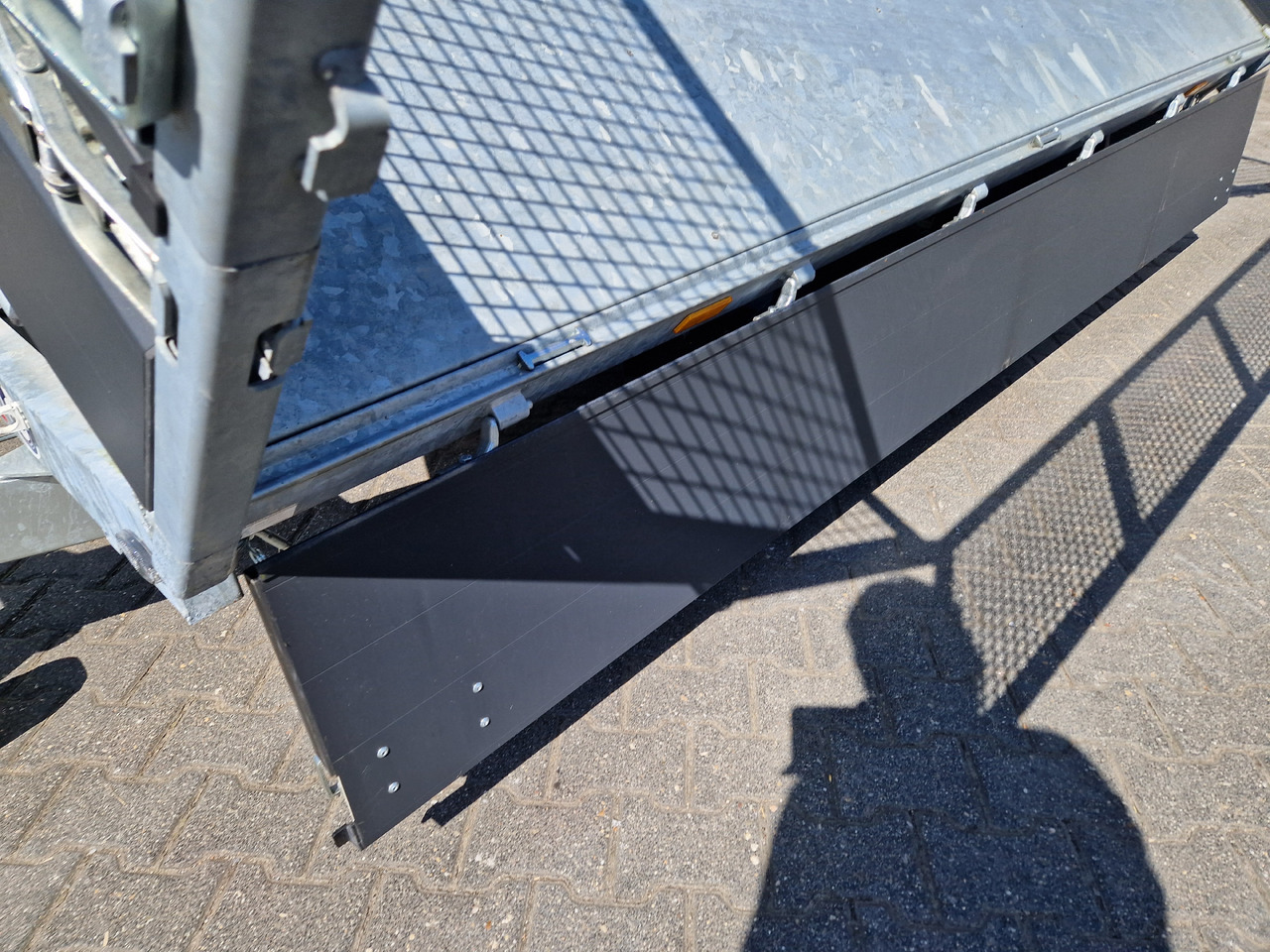 COBALT+ 335x180x40cm black +40cm hohe Aluwände Rampen Stützen Laubgitter 70cm Parabel 3500kg - Trailer jungkit: gambar 5 COBALT+ 335x180x40cm black +40cm hohe Aluwände Rampen Stützen Laubgitter 70cm Parabel 3500kg - Trailer jungkit: gambar 5