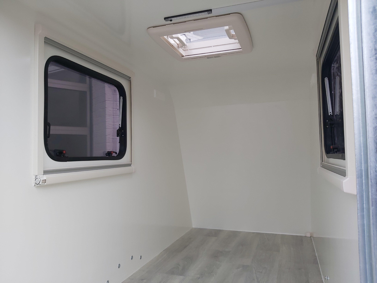 Kargo Camp TFS S Mini 250x125x150cm aero Reling 2 Fenster Dachluke (S) 750kg Abverkauf - Karavan: gambar 5 Kargo Camp TFS S Mini 250x125x150cm aero Reling 2 Fenster Dachluke (S) 750kg Abverkauf - Karavan: gambar 5