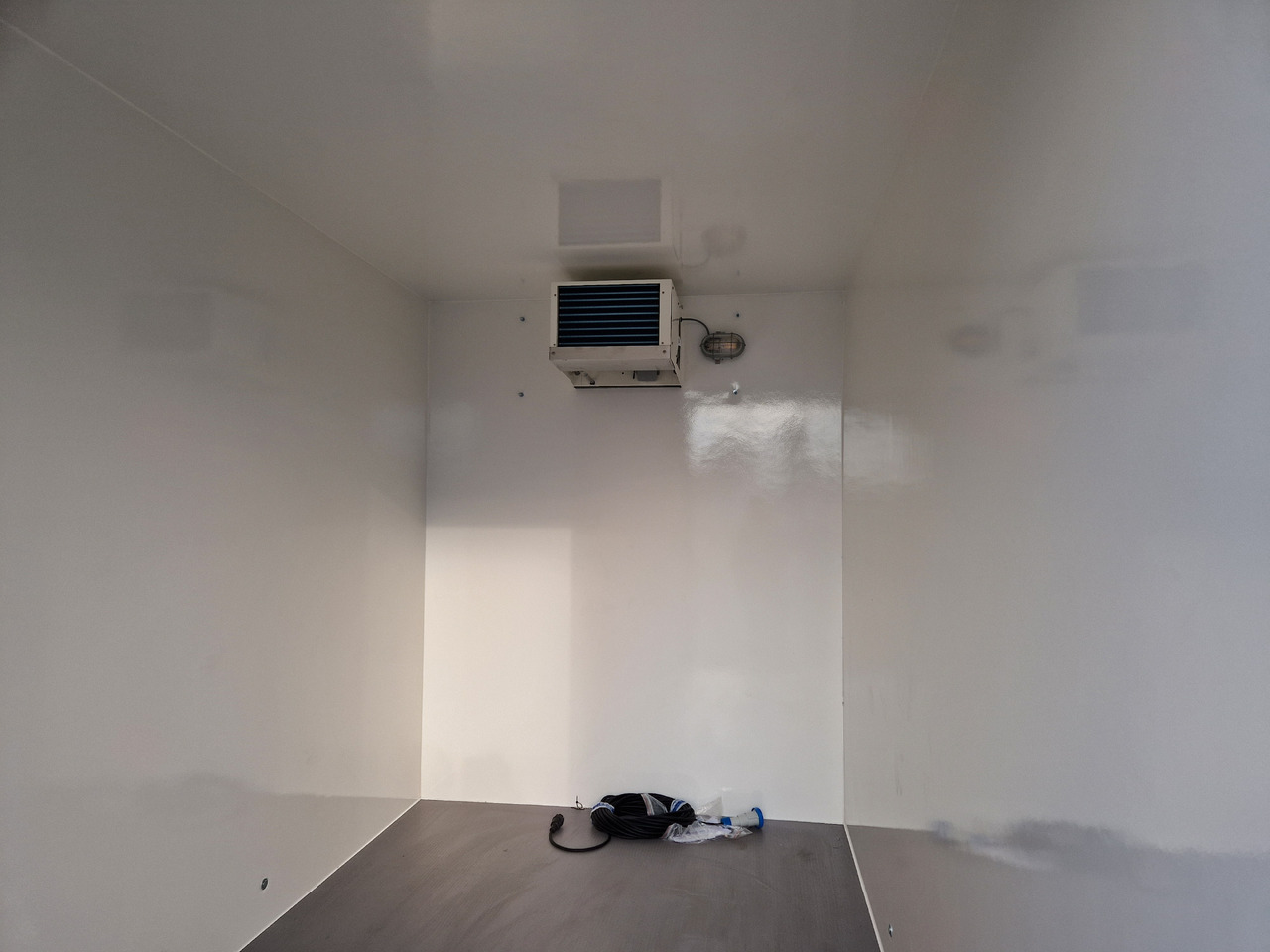 Trailer berpendingin Kargo CoolBoxx FK2030HT 296x162x200cm 230V Govi Kühlung Stützen 2000kg 100km/H Abverkauf: gambar 17