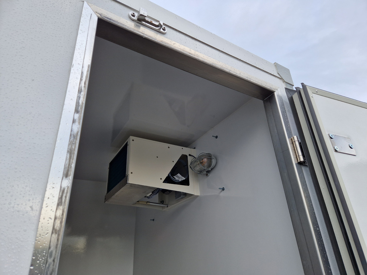 Kargo CoolBoxx FK2736HT 355x162x198cm Seitentür 230V +Kühler Govi Arktik 2000 100km/H 2700kg - Trailer berpendingin: gambar 3 Kargo CoolBoxx FK2736HT 355x162x198cm Seitentür 230V +Kühler Govi Arktik 2000 100km/H 2700kg - Trailer berpendingin: gambar 3