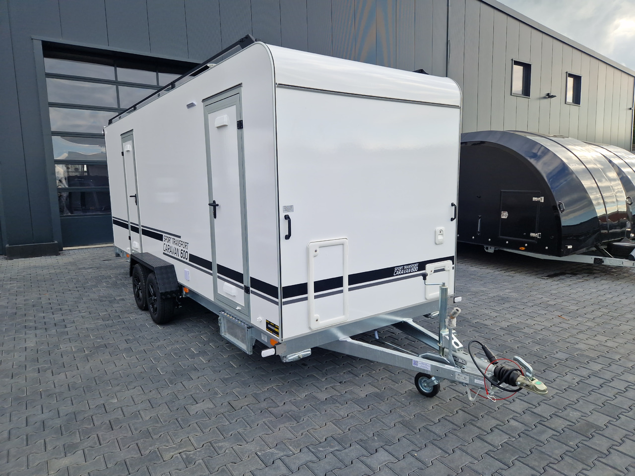 Koffer Sport Camp TFS 600.01 600x200x210cm Premium Laderaum 300cm Seitentür Wohnabteil 3000kg 100km - Trailer mobil: gambar 1 Koffer Sport Camp TFS 600.01 600x200x210cm Premium Laderaum 300cm Seitentür Wohnabteil 3000kg 100km - Trailer mobil: gambar 1