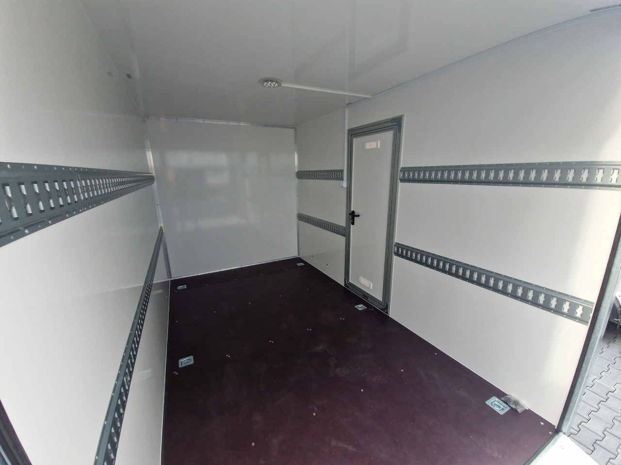 Koffer Sport Camp TFS 600.01 600x200x210cm Premium Laderaum 300cm Seitentür Wohnabteil 3000kg 100km - Trailer mobil: gambar 5 Koffer Sport Camp TFS 600.01 600x200x210cm Premium Laderaum 300cm Seitentür Wohnabteil 3000kg 100km - Trailer mobil: gambar 5