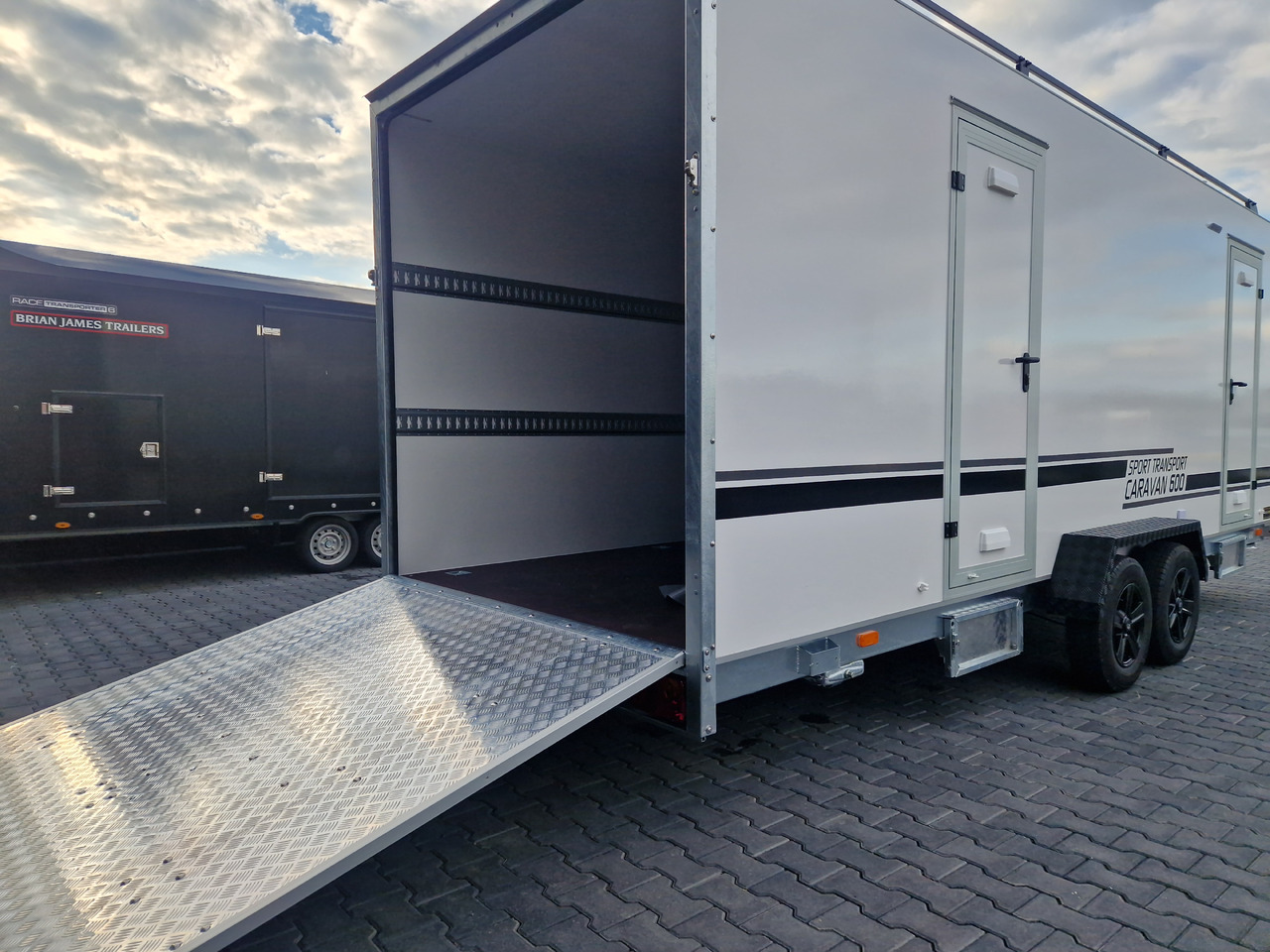 Koffer Sport Camp TFS 600.01 600x200x210cm Premium Laderaum 300cm Seitentür Wohnabteil 3000kg 100km - Trailer mobil: gambar 3 Koffer Sport Camp TFS 600.01 600x200x210cm Premium Laderaum 300cm Seitentür Wohnabteil 3000kg 100km - Trailer mobil: gambar 3