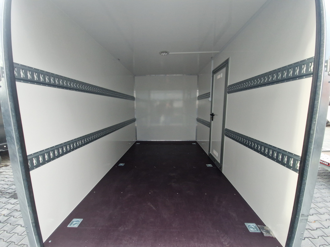 Koffer Sport Camp TFS 600.01 600x200x210cm Premium Laderaum 300cm Seitentür Wohnabteil 3000kg 100km - Trailer mobil: gambar 4 Koffer Sport Camp TFS 600.01 600x200x210cm Premium Laderaum 300cm Seitentür Wohnabteil 3000kg 100km - Trailer mobil: gambar 4