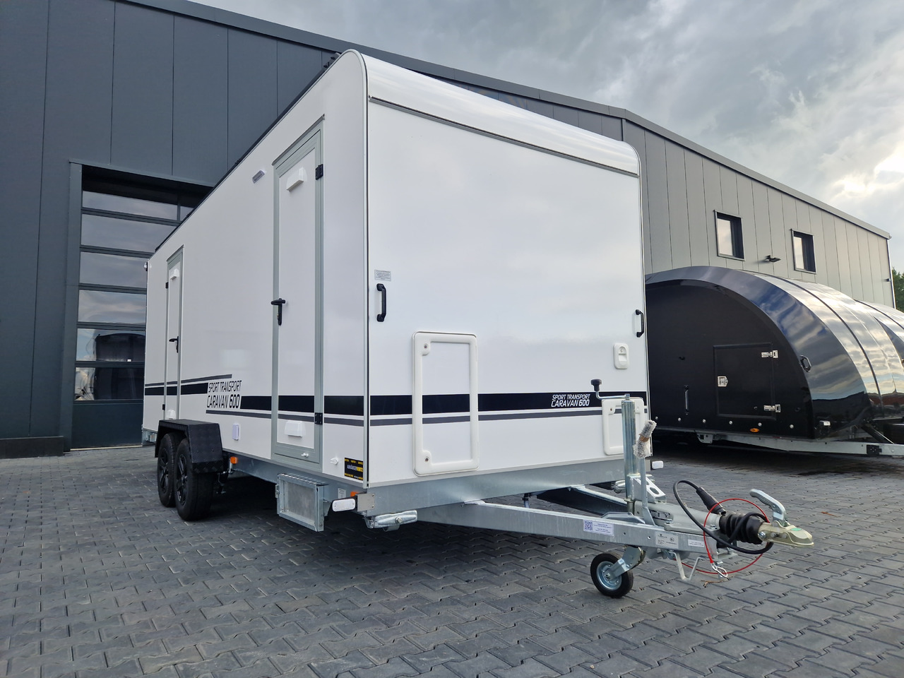 Koffer Sport Camp TFS 600.01 600x200x210cm Premium Laderaum 300cm Seitentür Wohnabteil 3000kg 100km - Trailer mobil: gambar 2 Koffer Sport Camp TFS 600.01 600x200x210cm Premium Laderaum 300cm Seitentür Wohnabteil 3000kg 100km - Trailer mobil: gambar 2