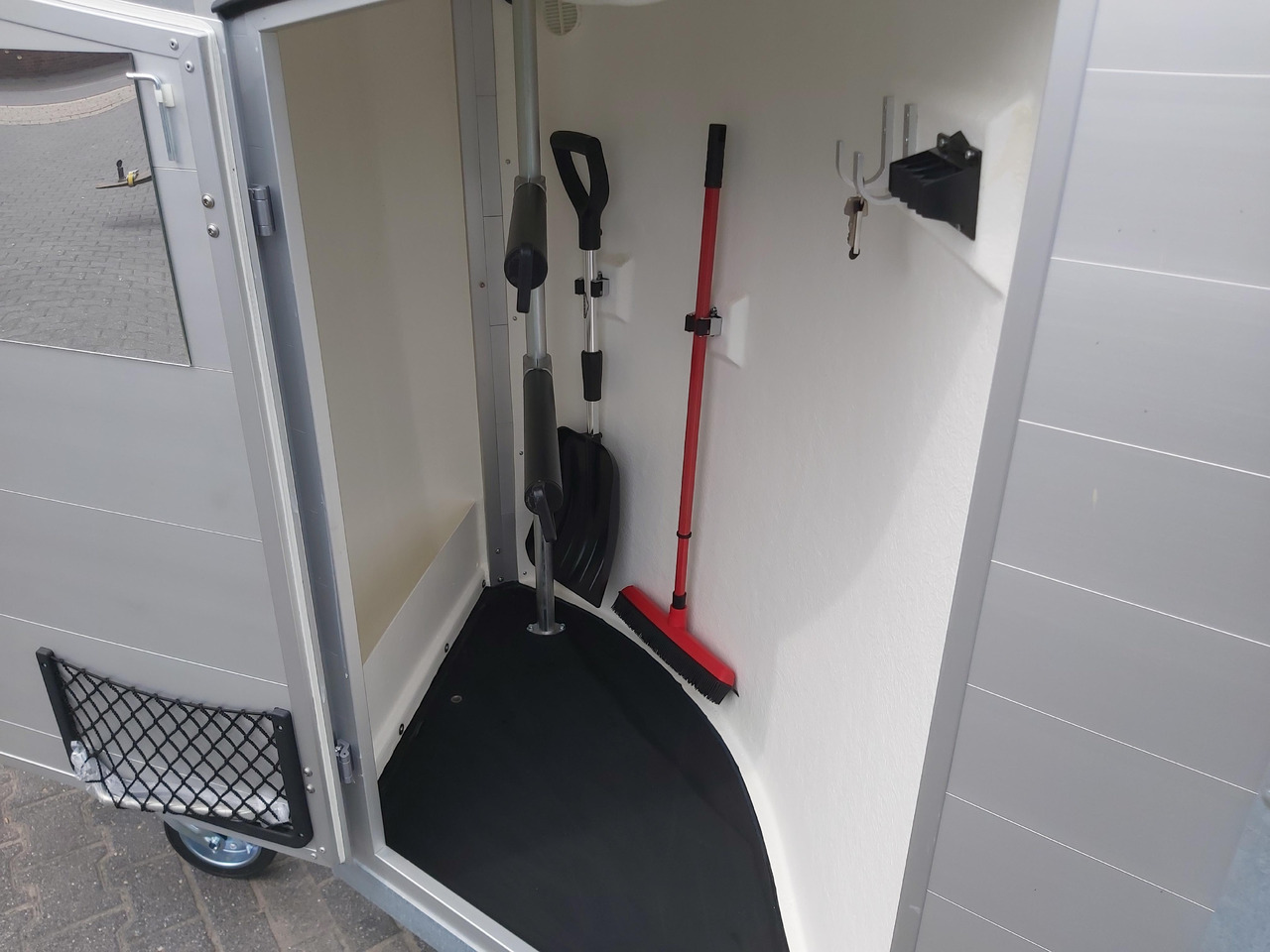 Pferdeanhänger Böckmann Portax Esprit silver&black silver SKASattelkammer Trittschutz 100km/H 2400kg - Trailer pengangkut kuda: gambar 4 Pferdeanhänger Böckmann Portax Esprit silver&black silver SKASattelkammer Trittschutz 100km/H 2400kg - Trailer pengangkut kuda: gambar 4