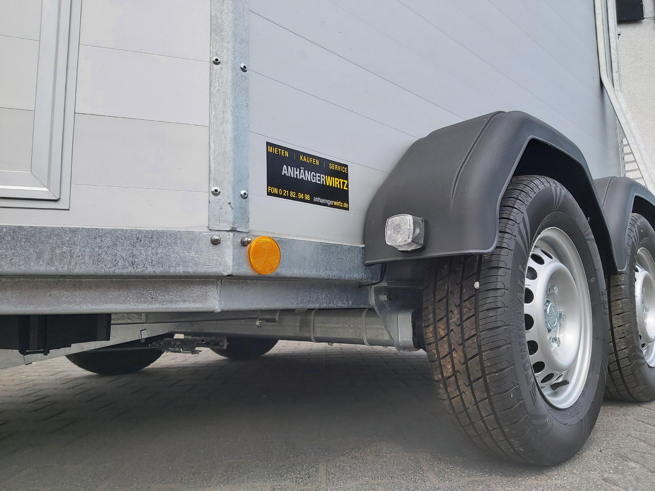 Pferdeanhänger Böckmann Portax Esprit silver&black silver SKASattelkammer Trittschutz 100km/H 2400kg - Trailer pengangkut kuda: gambar 5 Pferdeanhänger Böckmann Portax Esprit silver&black silver SKASattelkammer Trittschutz 100km/H 2400kg - Trailer pengangkut kuda: gambar 5