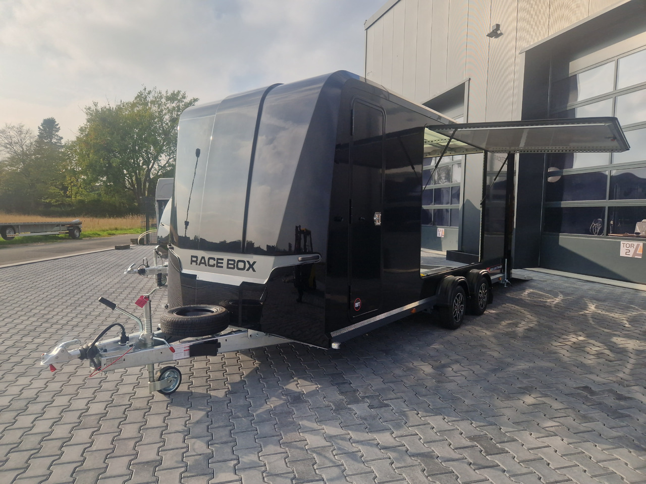 Race BOX 610-5019-30-2-12-B 500x195x200cm Flügeltüren Rückfahrkamera Lüfter 3000kg - Trailer mobil: gambar 5 Race BOX 610-5019-30-2-12-B 500x195x200cm Flügeltüren Rückfahrkamera Lüfter 3000kg - Trailer mobil: gambar 5