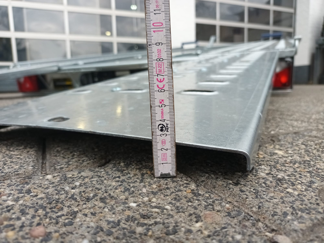 Saris Cartrailer AT 401 202 2700 2 K easyload ankippbar Rampen Fahrschienen Radstop 2700kg 100km/H - Trailer autotransporter: gambar 4 Saris Cartrailer AT 401 202 2700 2 K easyload ankippbar Rampen Fahrschienen Radstop 2700kg 100km/H - Trailer autotransporter: gambar 4