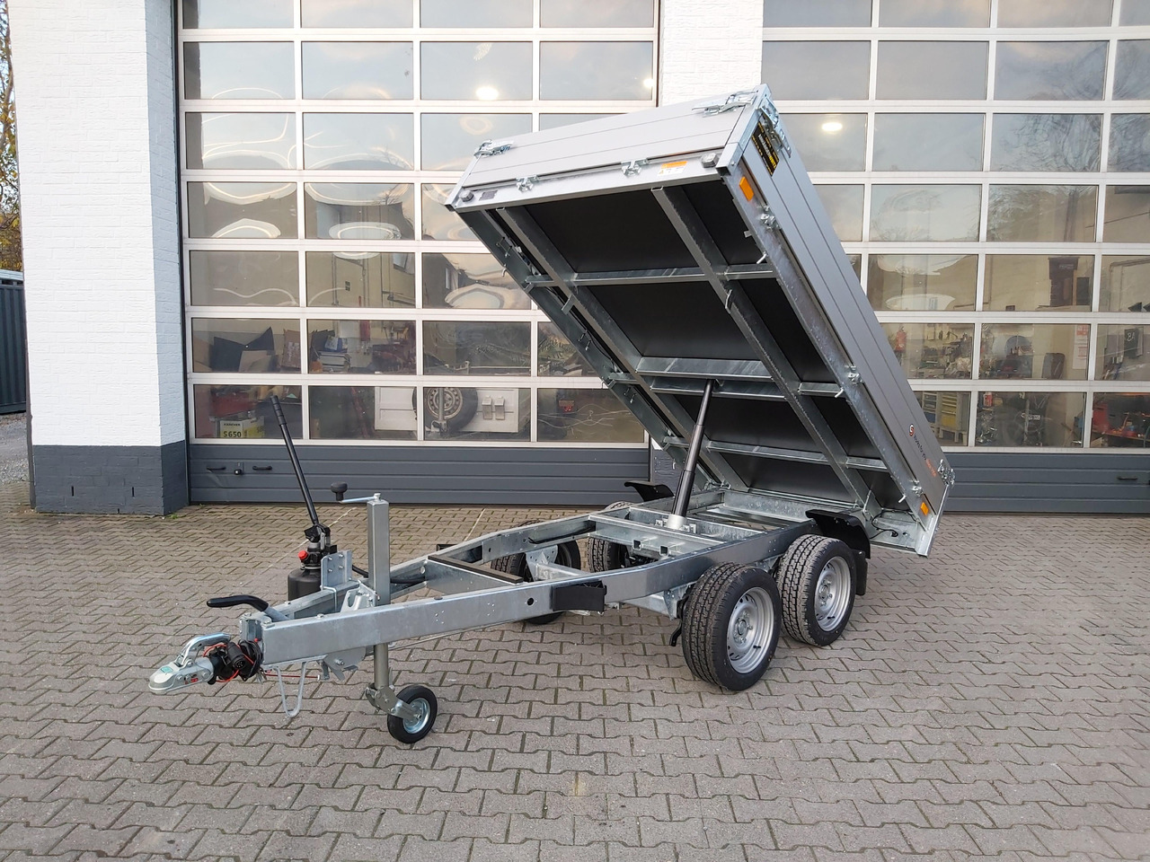 Saris Kipper K1 276 150 2000 2 276x150x30cm silver Handpumpe 13" (S) 2000kg - Trailer jungkit: gambar 1 Saris Kipper K1 276 150 2000 2 276x150x30cm silver Handpumpe 13" (S) 2000kg - Trailer jungkit: gambar 1