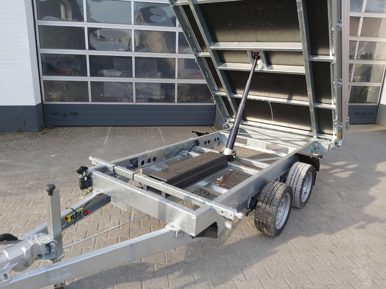 Saris Kipper K3 306 184 3500 2 E 306x184x30cm 3500kg silver Elektro NHP Stützen 13" 3500kg used - Trailer jungkit: gambar 3 Saris Kipper K3 306 184 3500 2 E 306x184x30cm 3500kg silver Elektro NHP Stützen 13" 3500kg used - Trailer jungkit: gambar 3