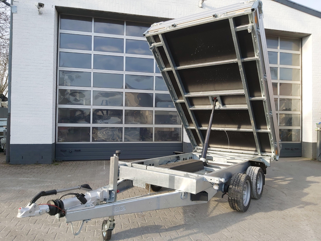 Saris Kipper K3 306 184 3500 2 E 306x184x30cm 3500kg silver Elektro NHP Stützen 13" 3500kg used - Trailer jungkit: gambar 2 Saris Kipper K3 306 184 3500 2 E 306x184x30cm 3500kg silver Elektro NHP Stützen 13" 3500kg used - Trailer jungkit: gambar 2