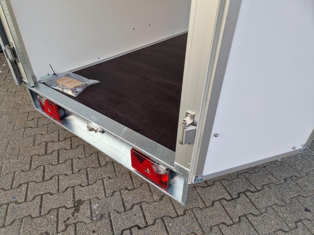 Saris Koffer GO 256 134 1350 1 GFK grau (S) 1350kg Modell 2024 - Trailer kotak tertutup: gambar 3 Saris Koffer GO 256 134 1350 1 GFK grau (S) 1350kg Modell 2024 - Trailer kotak tertutup: gambar 3