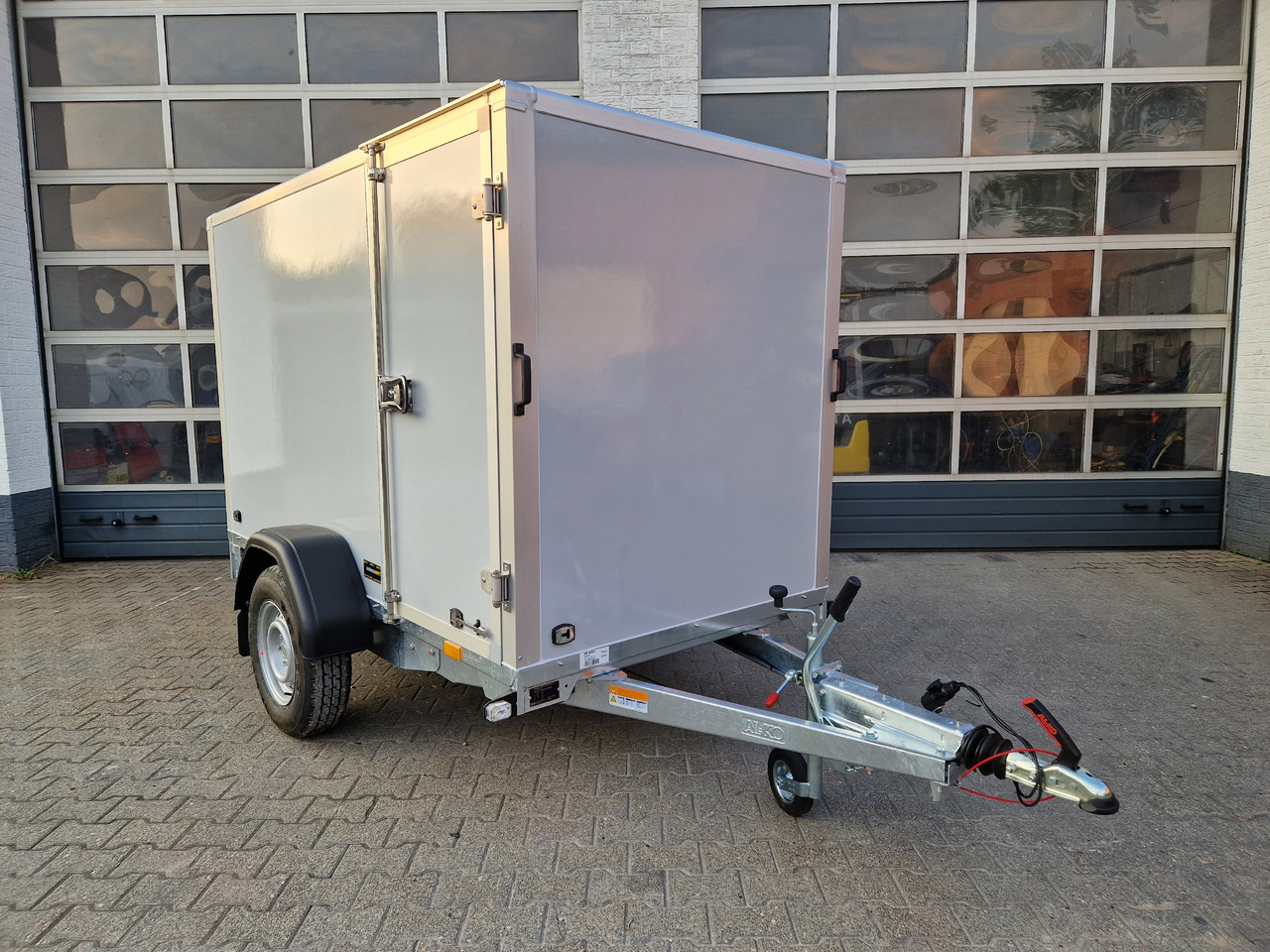 Saris Koffer GO 256 134 1350 1 GFK grau Seitentür (S) 1300kg Modell 2024 - Trailer kotak tertutup: gambar 4 Saris Koffer GO 256 134 1350 1 GFK grau Seitentür (S) 1300kg Modell 2024 - Trailer kotak tertutup: gambar 4