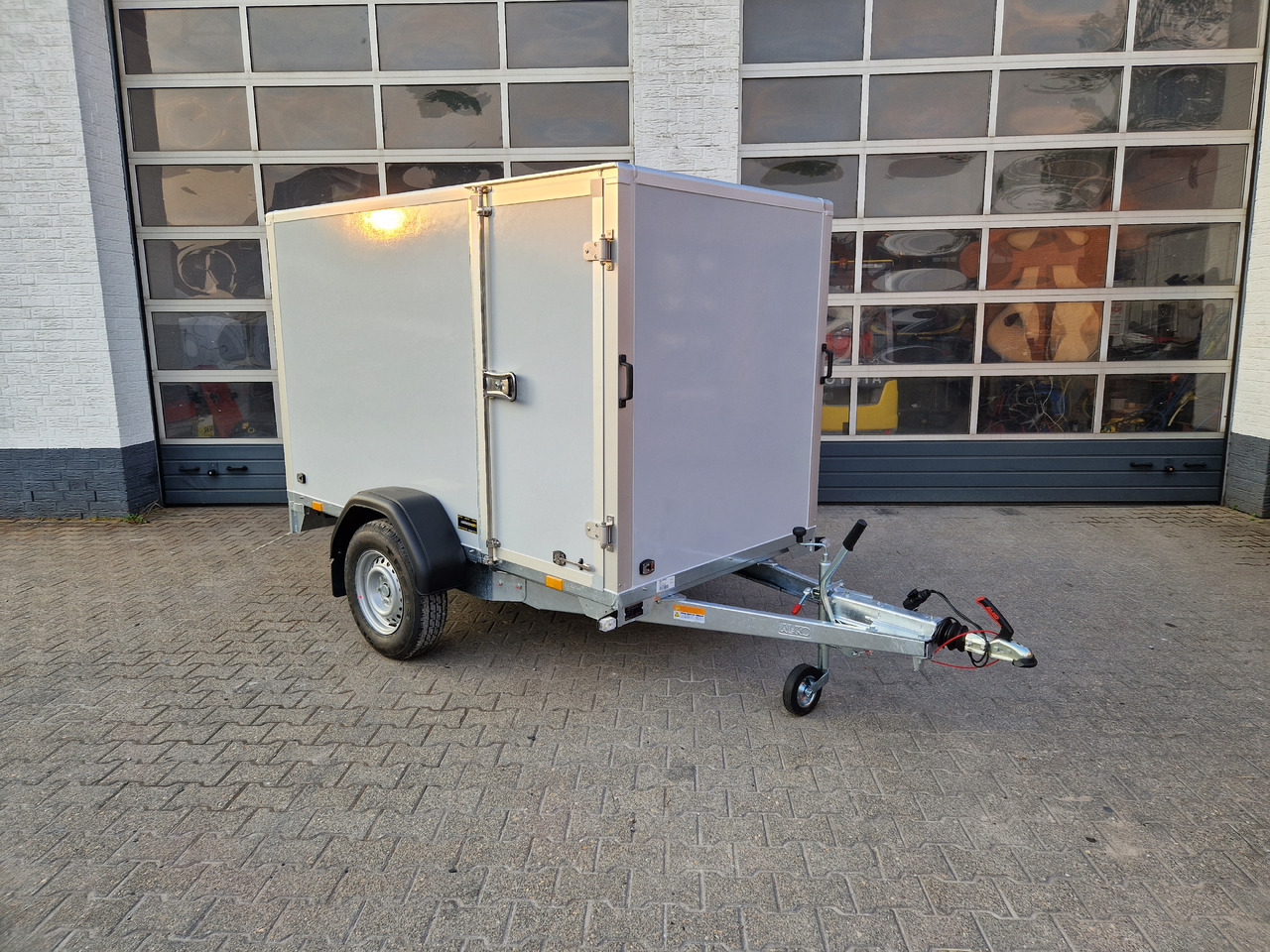 Saris Koffer GO 256 134 1350 1 GFK grau Seitentür (S) 1300kg Modell 2024 - Trailer kotak tertutup: gambar 1 Saris Koffer GO 256 134 1350 1 GFK grau Seitentür (S) 1300kg Modell 2024 - Trailer kotak tertutup: gambar 1