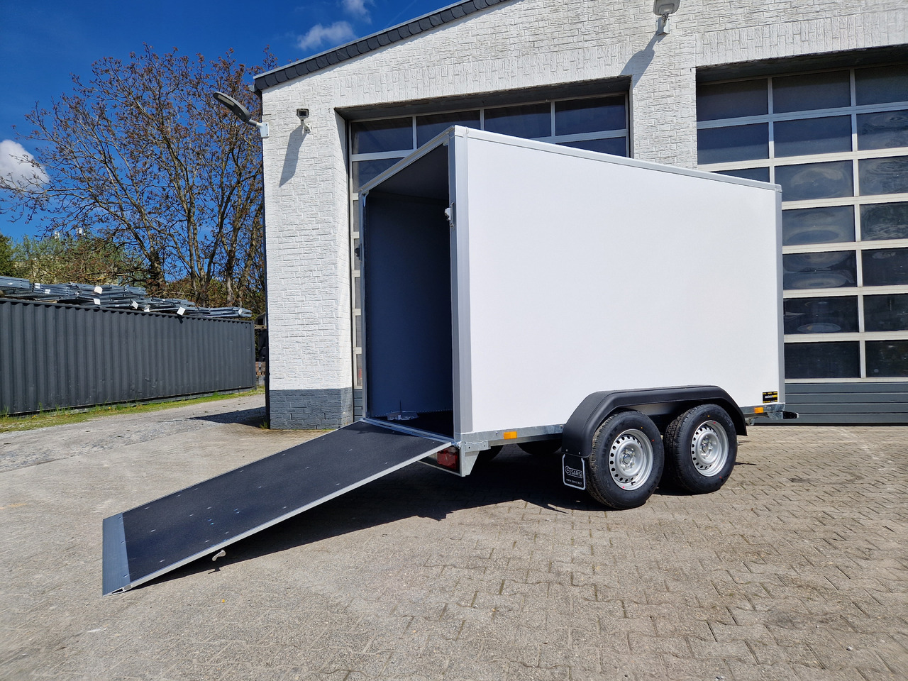 Saris Koffer GO 306 154 180 2700 2 306x154x180cm GFK weiß Auffahrklappe (M) 2700kg Modell 2025 - Trailer kotak tertutup: gambar 1 Saris Koffer GO 306 154 180 2700 2 306x154x180cm GFK weiß Auffahrklappe (M) 2700kg Modell 2025 - Trailer kotak tertutup: gambar 1