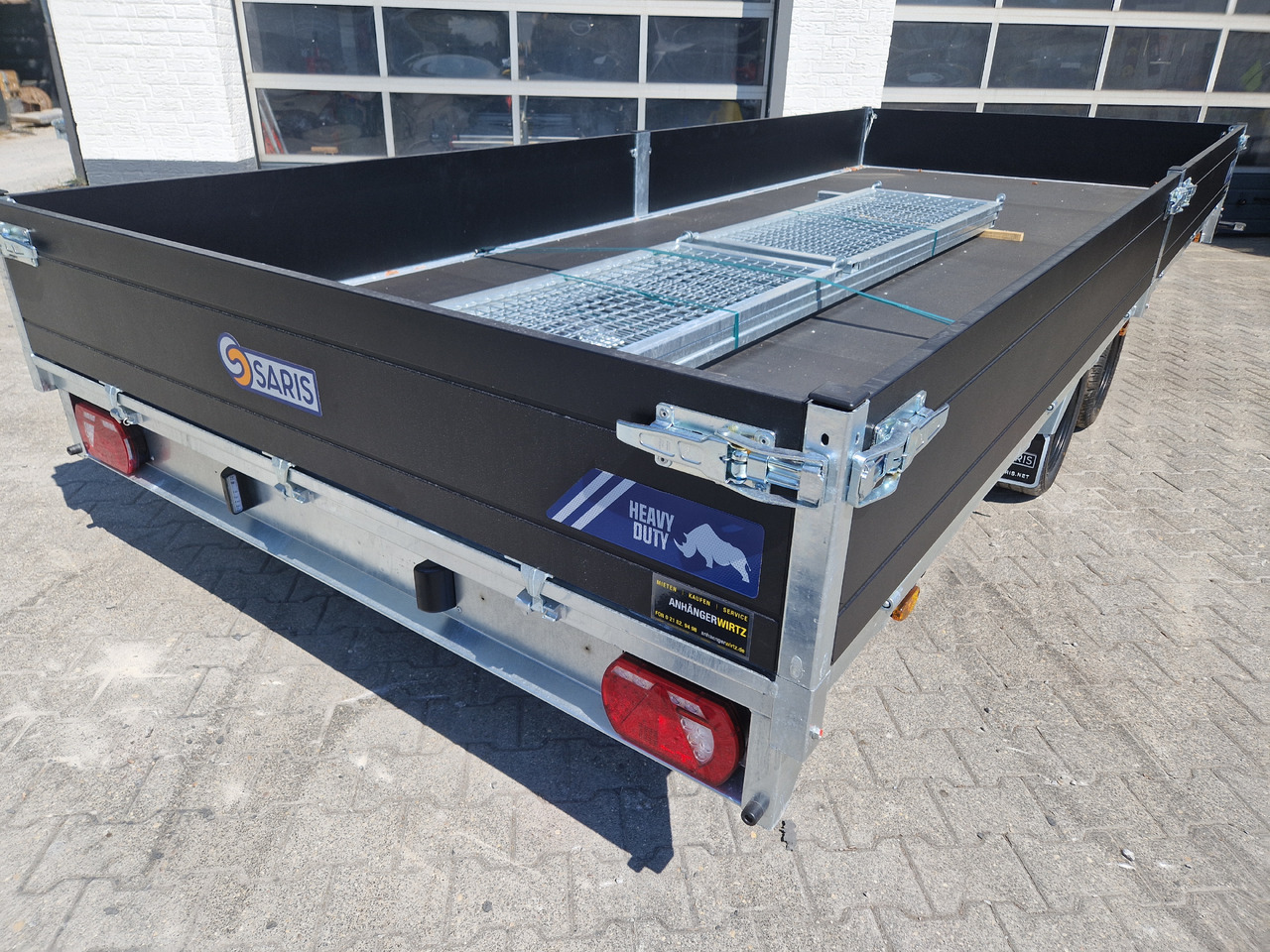 Trailer flatbed Saris PL HD 506 204 3500 3 506x204x35cm heavy duty black LED Licht Tridem (XXL) 3500kg: gambar 8 Trailer flatbed Saris PL HD 506 204 3500 3 506x204x35cm heavy duty black LED Licht Tridem (XXL) 3500kg: gambar 8