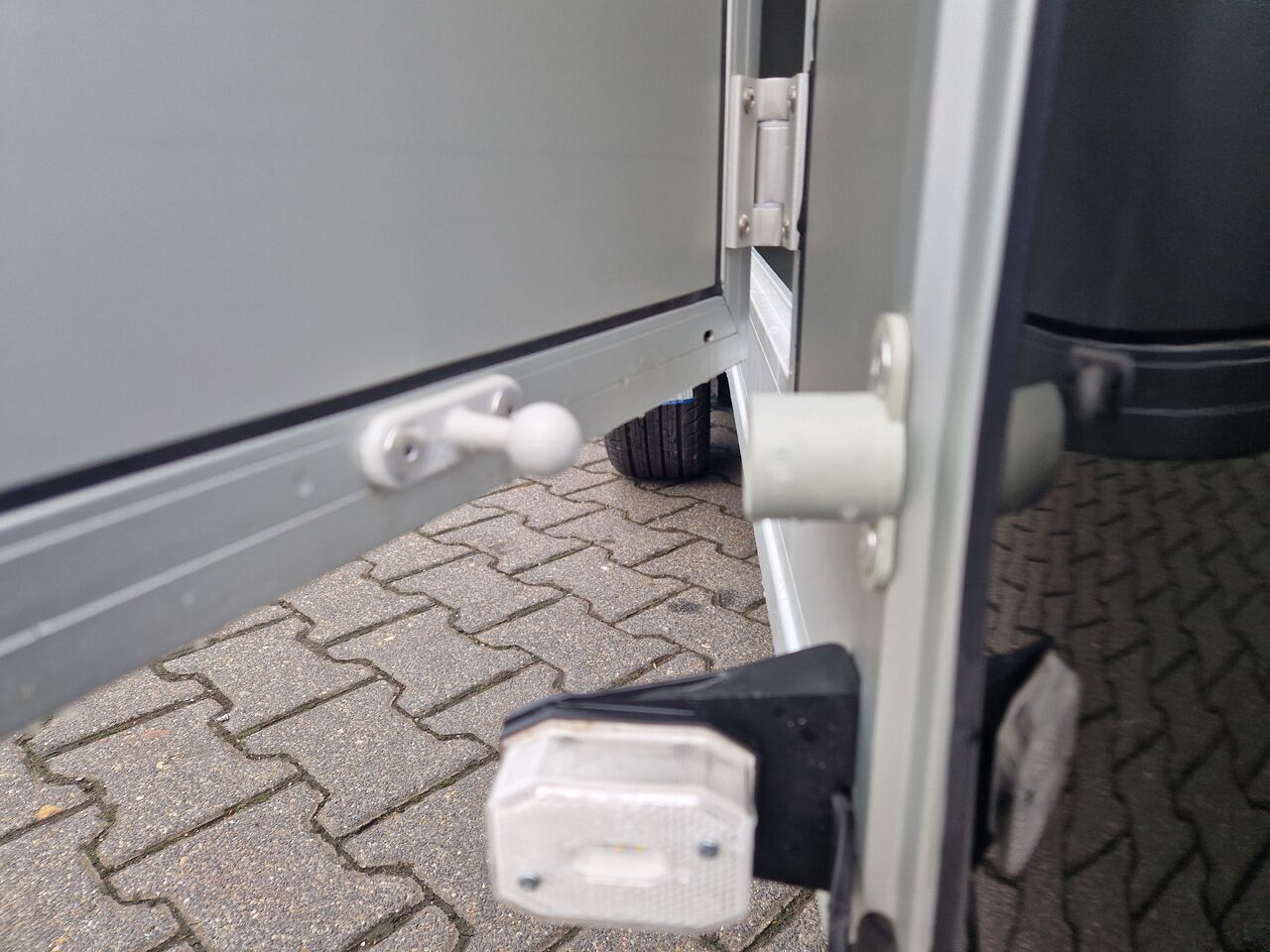 Türfeststeller Halter Tür Halter Aufbau Kunststoff Set mit Nieten Fiamma Cheval Liberte Debon - Trailer berpendingin: gambar 3 Türfeststeller Halter Tür Halter Aufbau Kunststoff Set mit Nieten Fiamma Cheval Liberte Debon - Trailer berpendingin: gambar 3