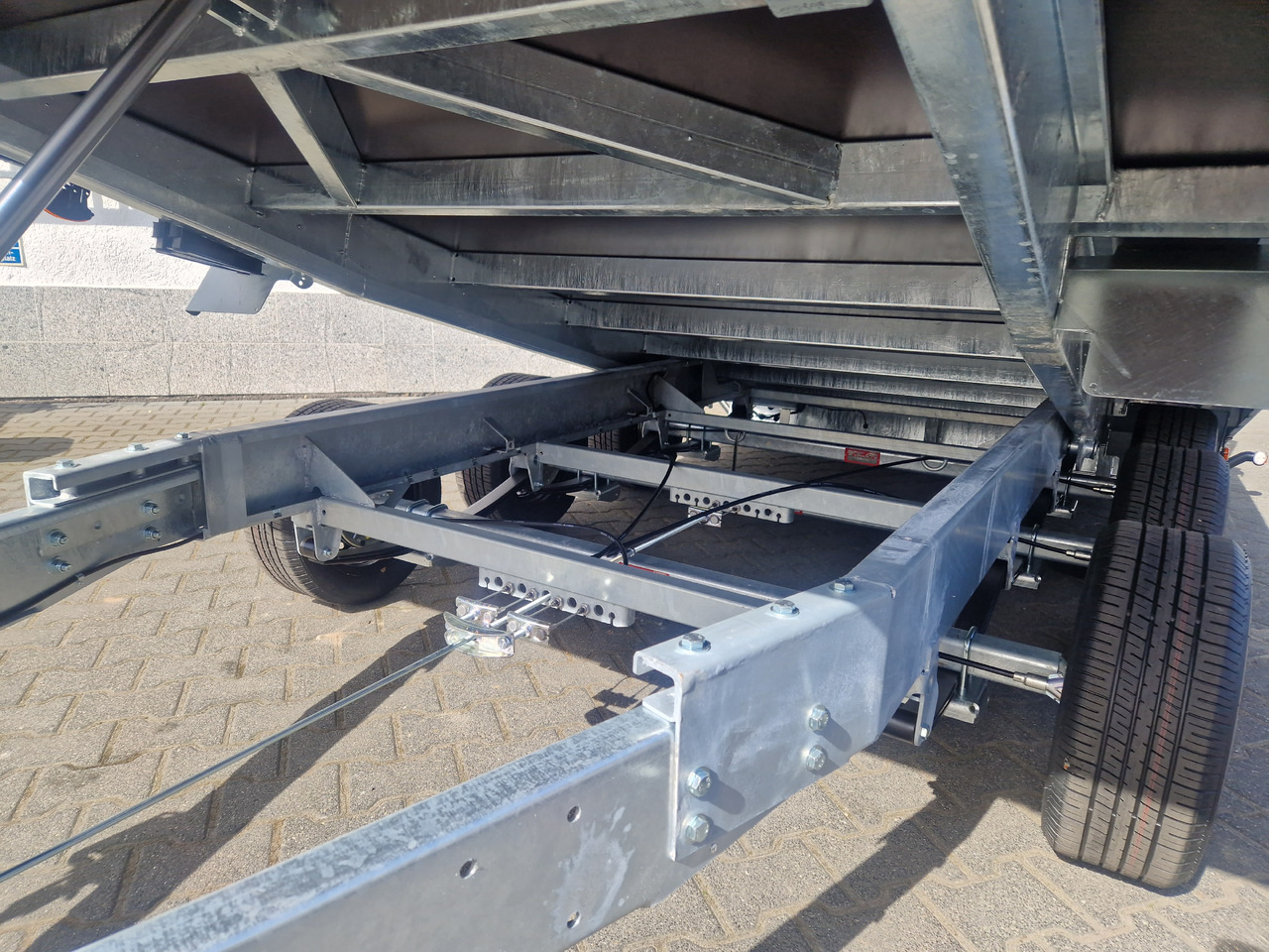 Variant Maschinentransporter 3543 UX Maxi Load LED Tridem Parabelfederung 3500kg - Trailer jungkit: gambar 4 Variant Maschinentransporter 3543 UX Maxi Load LED Tridem Parabelfederung 3500kg - Trailer jungkit: gambar 4