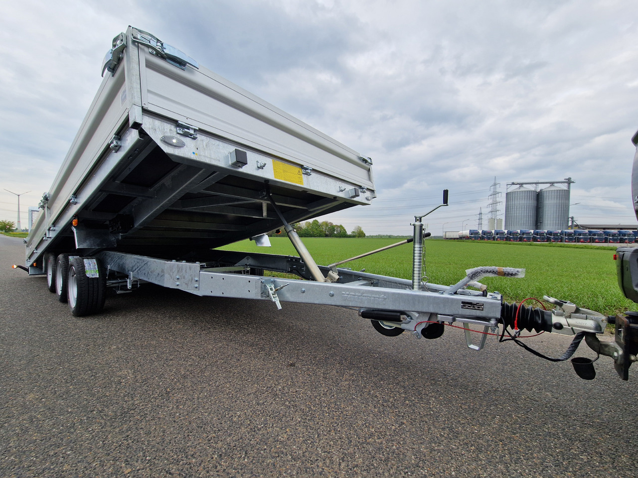 Variant Maschinentransporter 3553 UX Maxi Load LED Tridem Parabelfeder 3500kg Modell 2024 - Trailer jungkit: gambar 2 Variant Maschinentransporter 3553 UX Maxi Load LED Tridem Parabelfeder 3500kg Modell 2024 - Trailer jungkit: gambar 2