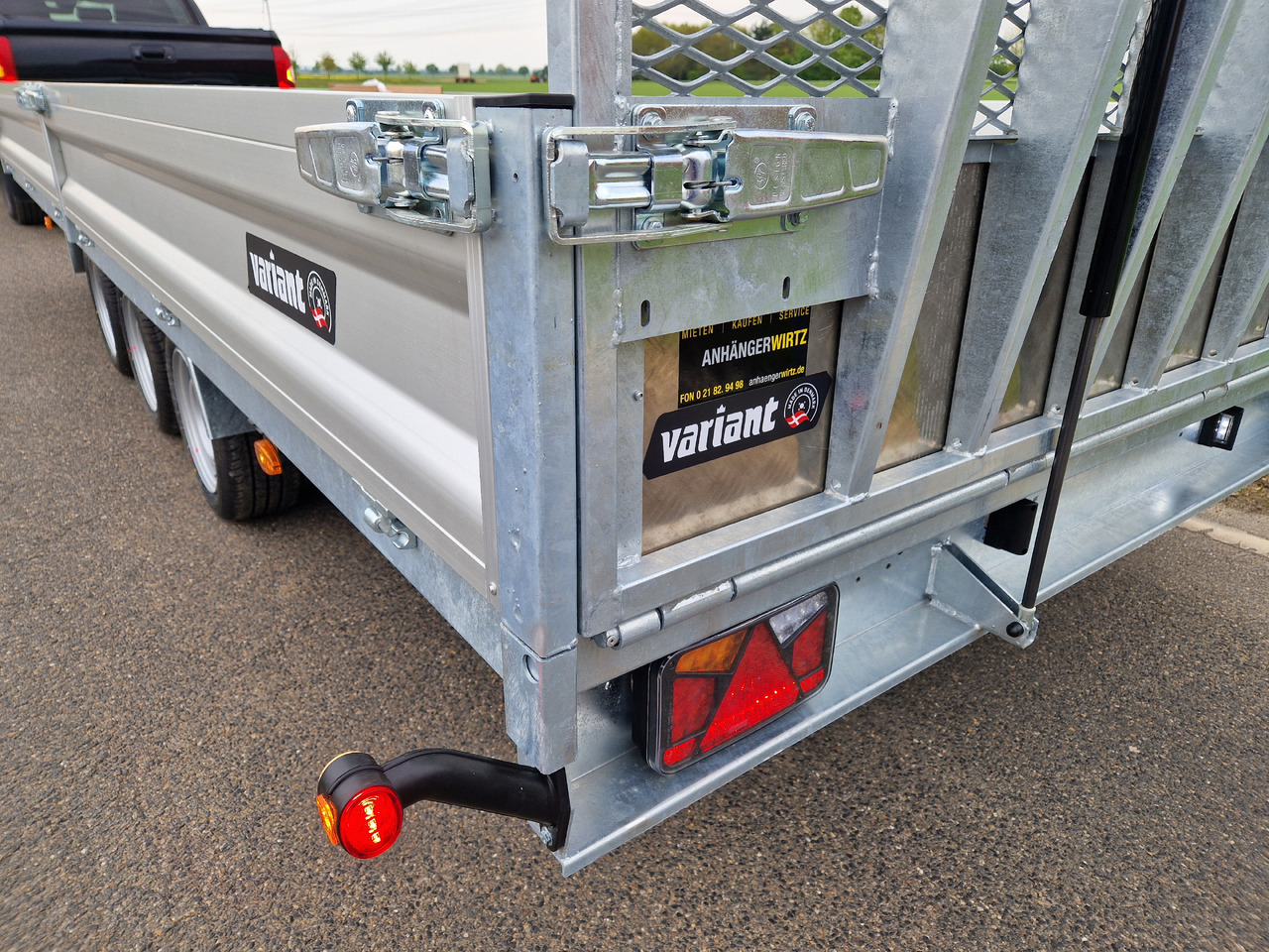 Variant Maschinentransporter 3553 UX Maxi Load LED Tridem Parabelfeder 3500kg Modell 2024 - Trailer jungkit: gambar 4 Variant Maschinentransporter 3553 UX Maxi Load LED Tridem Parabelfeder 3500kg Modell 2024 - Trailer jungkit: gambar 4