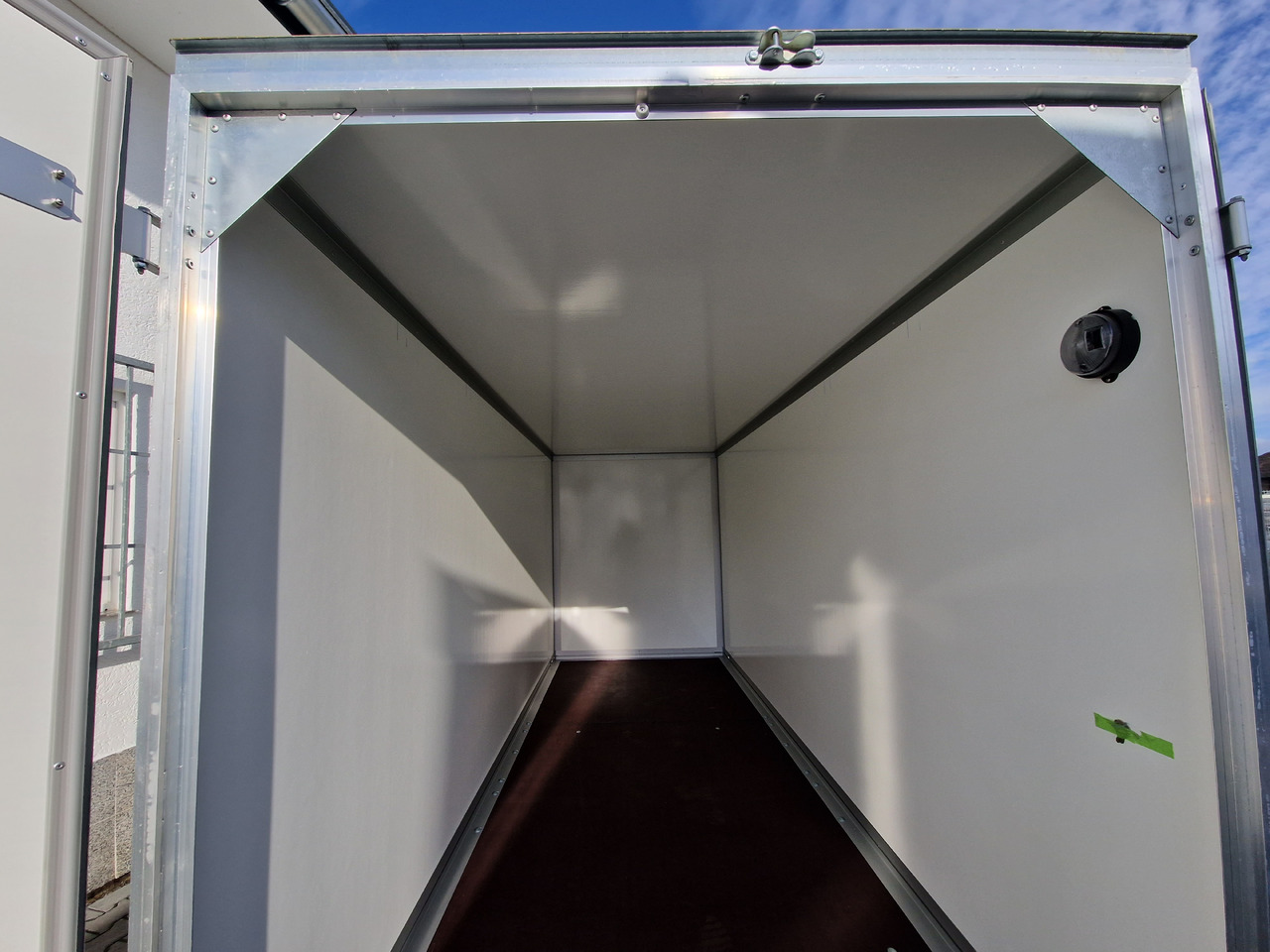 WM Meyer Koffer AZ 2040/151 S35 401x151x185cm (XL) 2000kg - Trailer kotak tertutup: gambar 4 WM Meyer Koffer AZ 2040/151 S35 401x151x185cm (XL) 2000kg - Trailer kotak tertutup: gambar 4