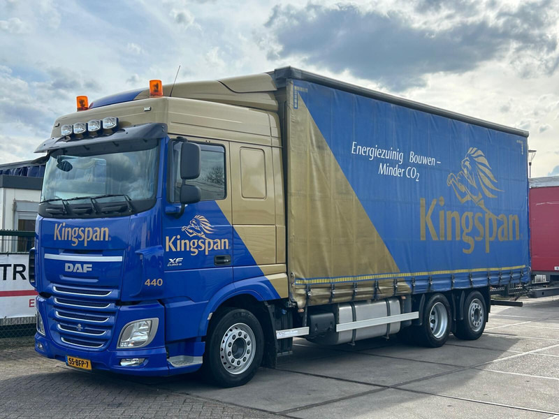 DAF XF440 FAN TUV 25-04 2026 HOOIAAP EURO 6 NL truck - Truk dengan terpal samping: gambar 1 DAF XF440 FAN TUV 25-04 2026 HOOIAAP EURO 6 NL truck - Truk dengan terpal samping: gambar 1