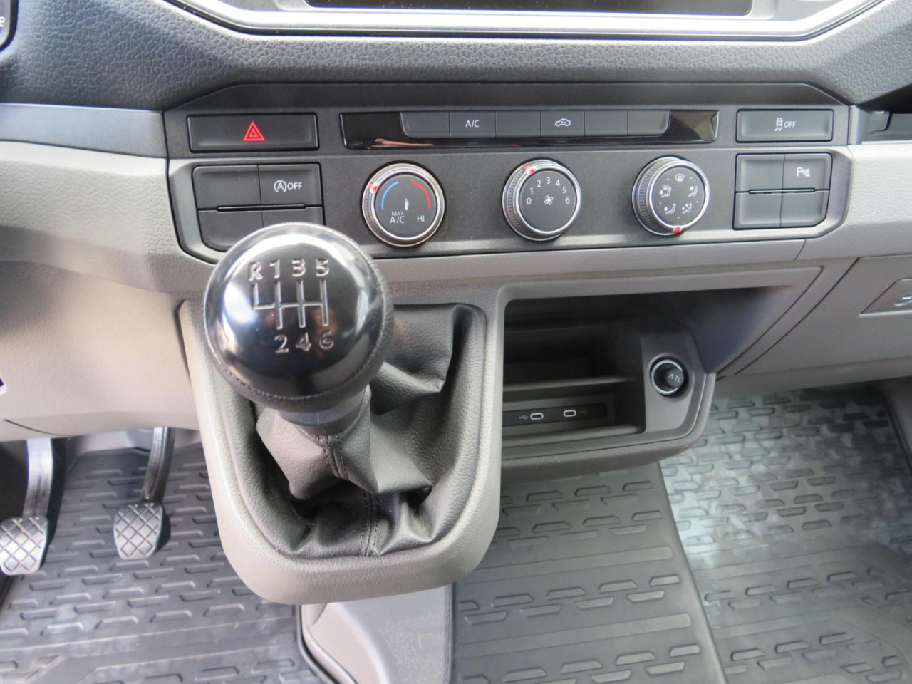 VOLKSWAGEN Crafter 35 L4H3 Doka Kasten Klima AHK Navi ZV - Van panel, Van kombi: gambar 5 VOLKSWAGEN Crafter 35 L4H3 Doka Kasten Klima AHK Navi ZV - Van panel, Van kombi: gambar 5