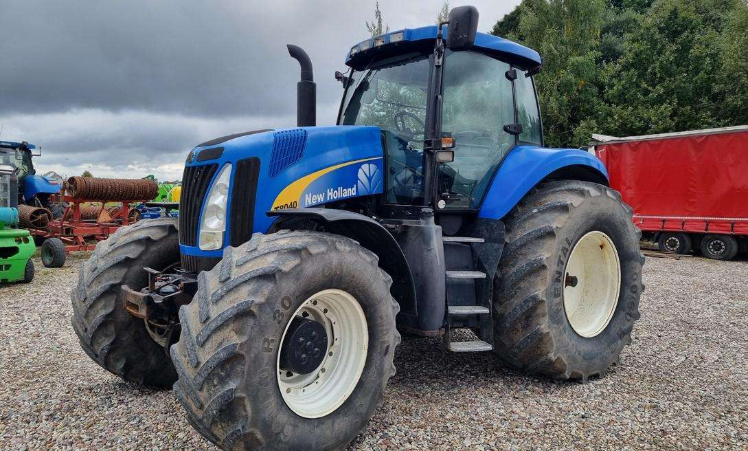 New Holland T8040 - Traktor: gambar 1 New Holland T8040 - Traktor: gambar 1