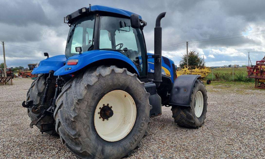 New Holland T8040 - Traktor: gambar 4 New Holland T8040 - Traktor: gambar 4