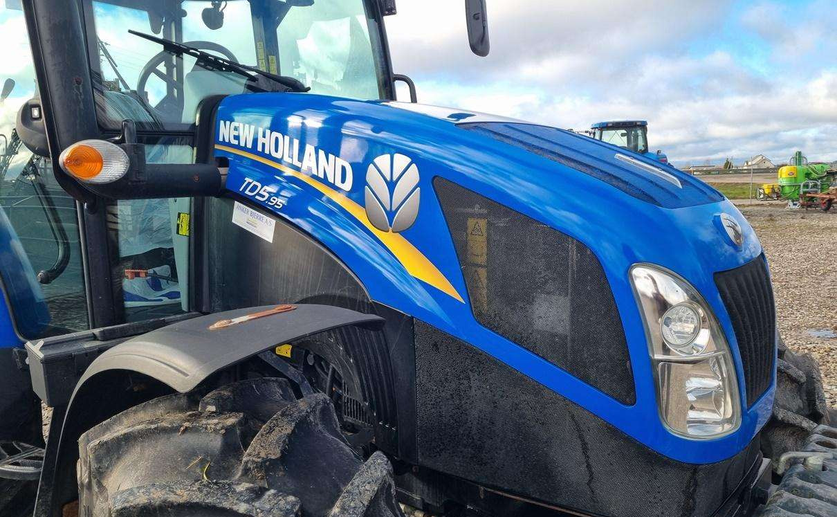 New Holland TD 5.95 - Traktor: gambar 1 New Holland TD 5.95 - Traktor: gambar 1