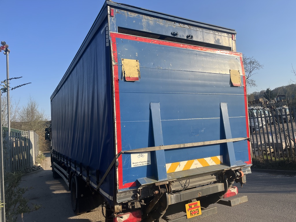 Scania P230 4x2 Curtain side - Truk dengan terpal samping: gambar 4 Scania P230 4x2 Curtain side - Truk dengan terpal samping: gambar 4