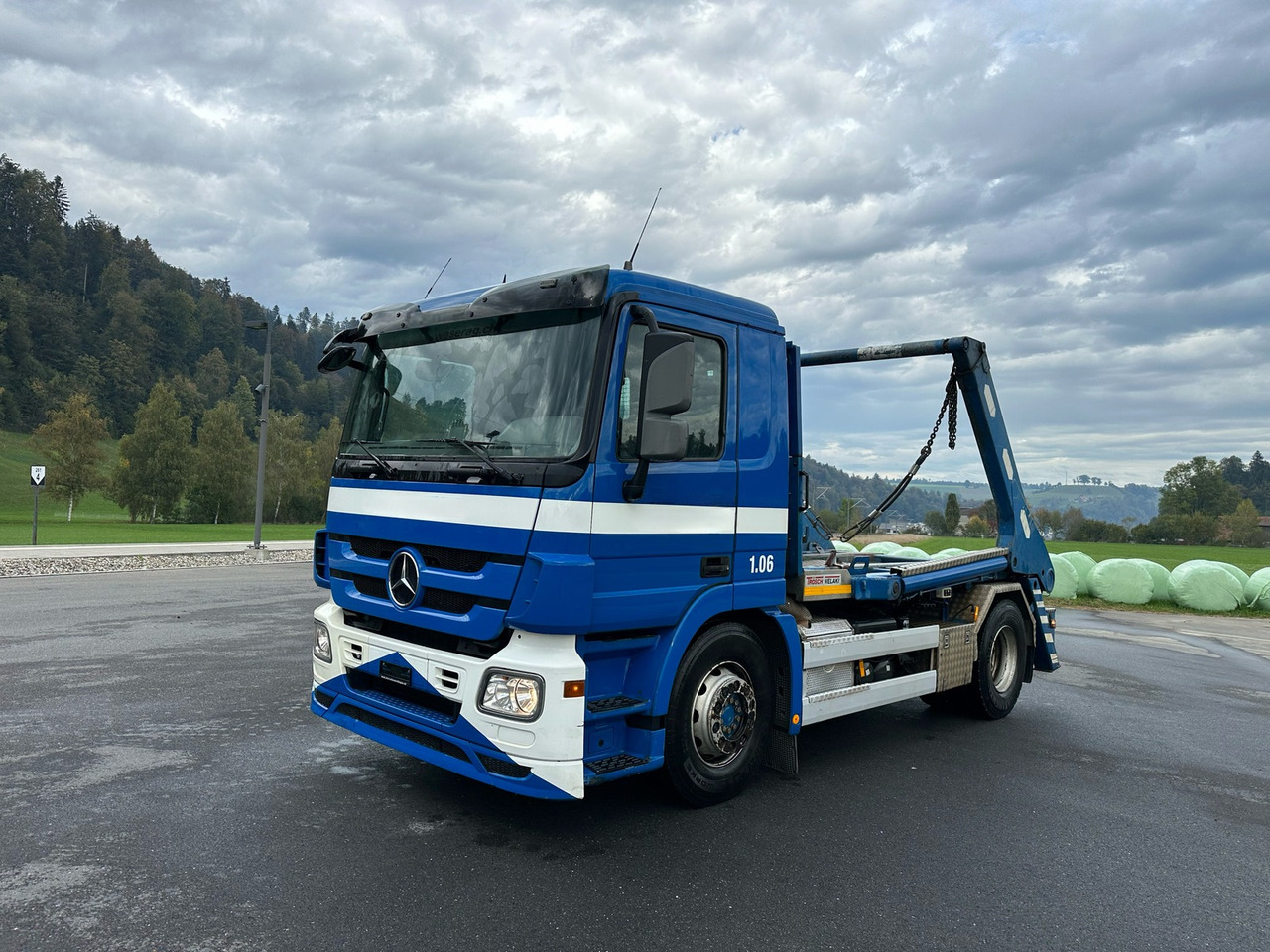 MERCEDES-BENZ Actros 18.32 4x2 Trösch absetzkipper - Truk skip loader: gambar 1 MERCEDES-BENZ Actros 18.32 4x2 Trösch absetzkipper - Truk skip loader: gambar 1