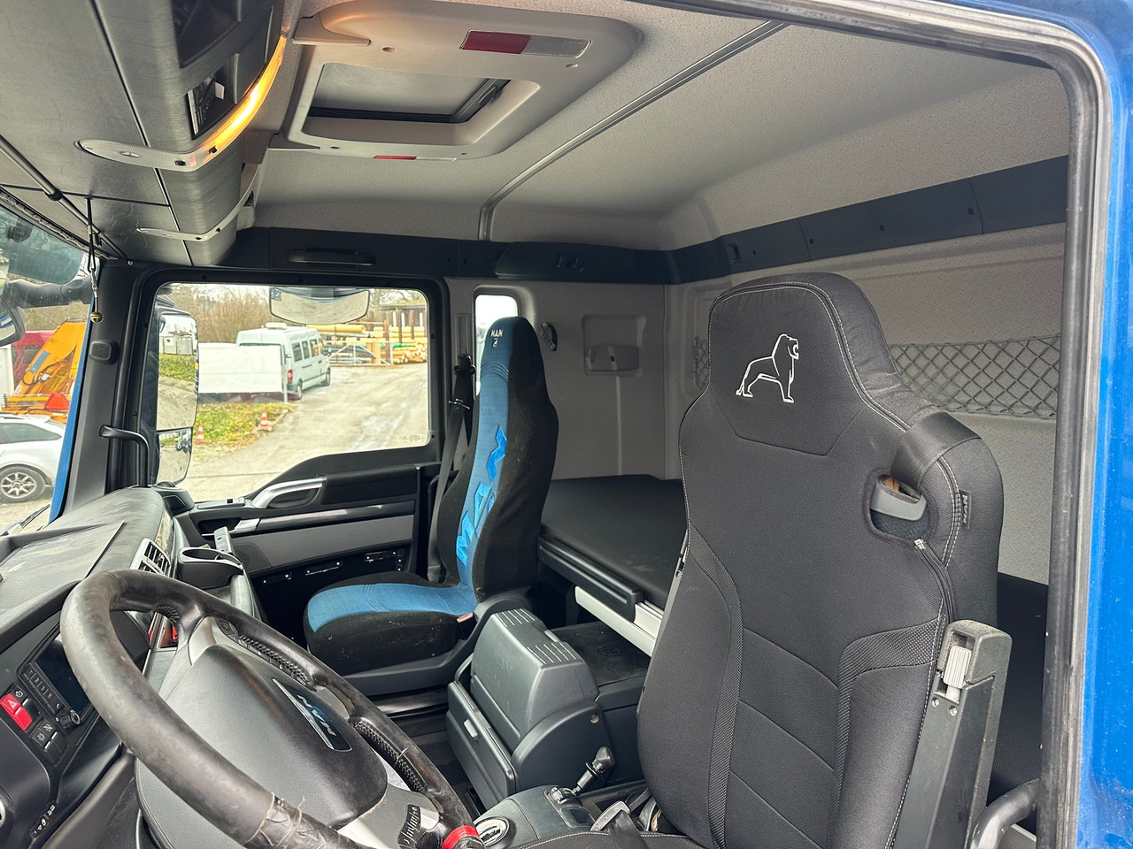 Interior photo 1: Tractor head MAN TGS 33.500 6x4