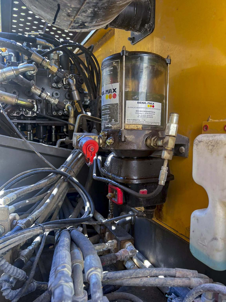 Ekskavator perayap VOLVO EC220D: gambar 11