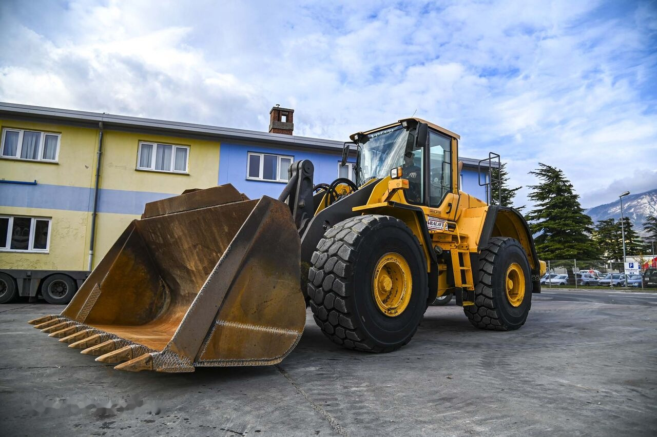 Wheel loader Volvo L180F: gambar 1