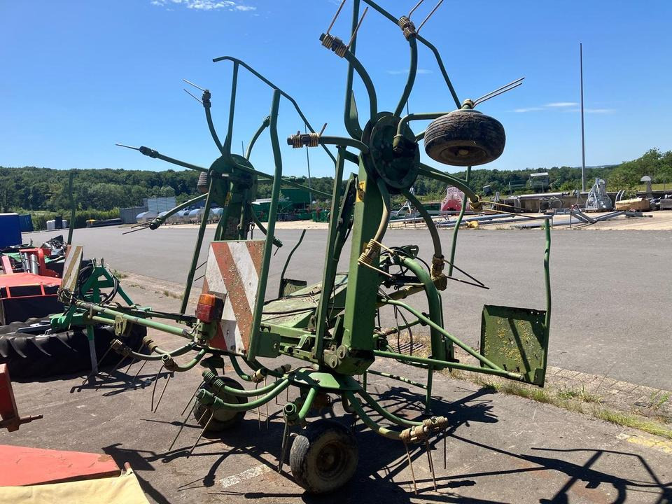 Krone KW 5.50 Wender, Heuer, Zetter hydr. Grenzstreueinrichtung - Tedder/ Menyapu: gambar 3 Krone KW 5.50 Wender, Heuer, Zetter hydr. Grenzstreueinrichtung - Tedder/ Menyapu: gambar 3