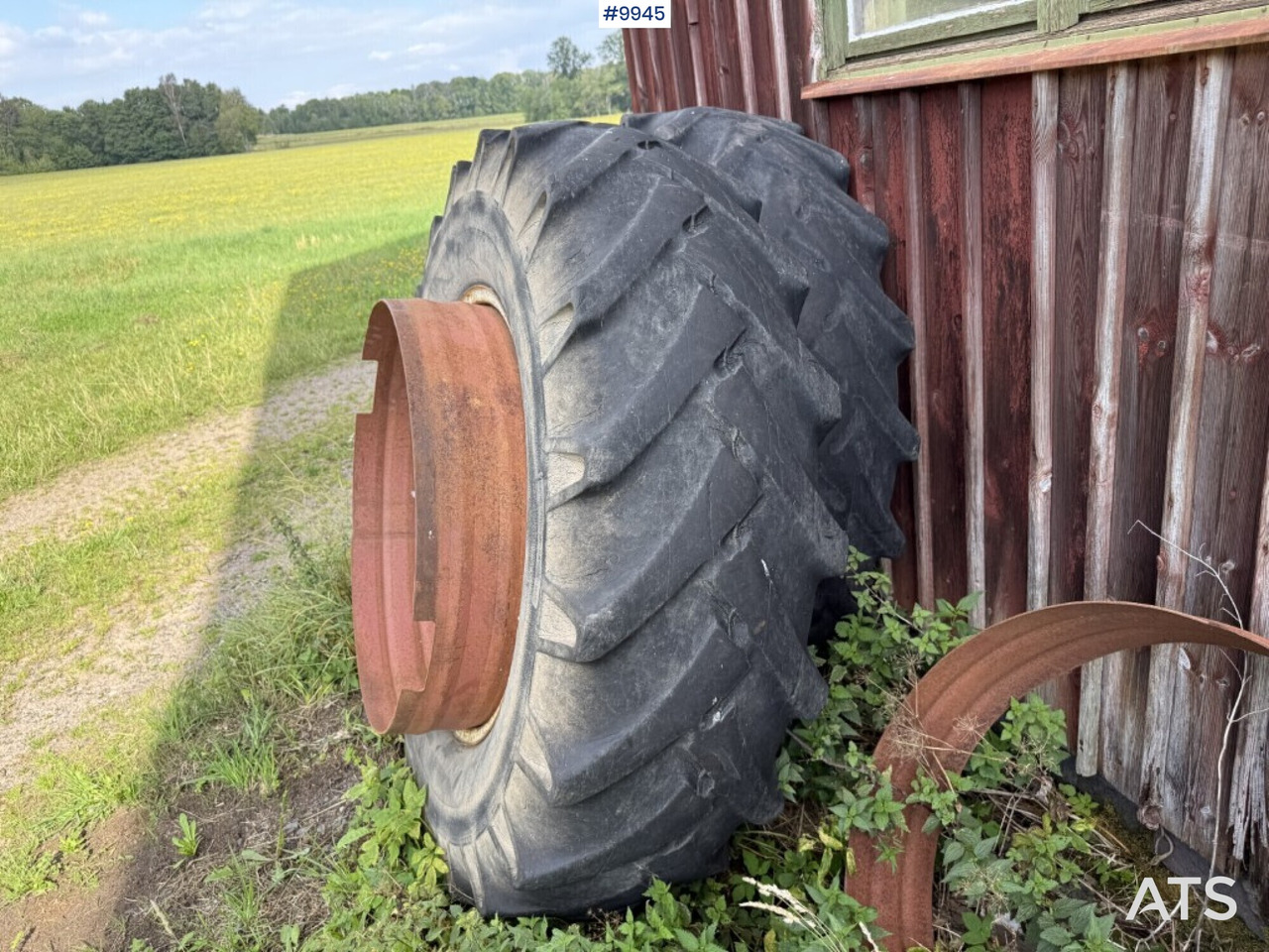 2 tractor tires with rims and rings - Roda untuk Traktor: gambar 2 2 tractor tires with rims and rings - Roda untuk Traktor: gambar 2