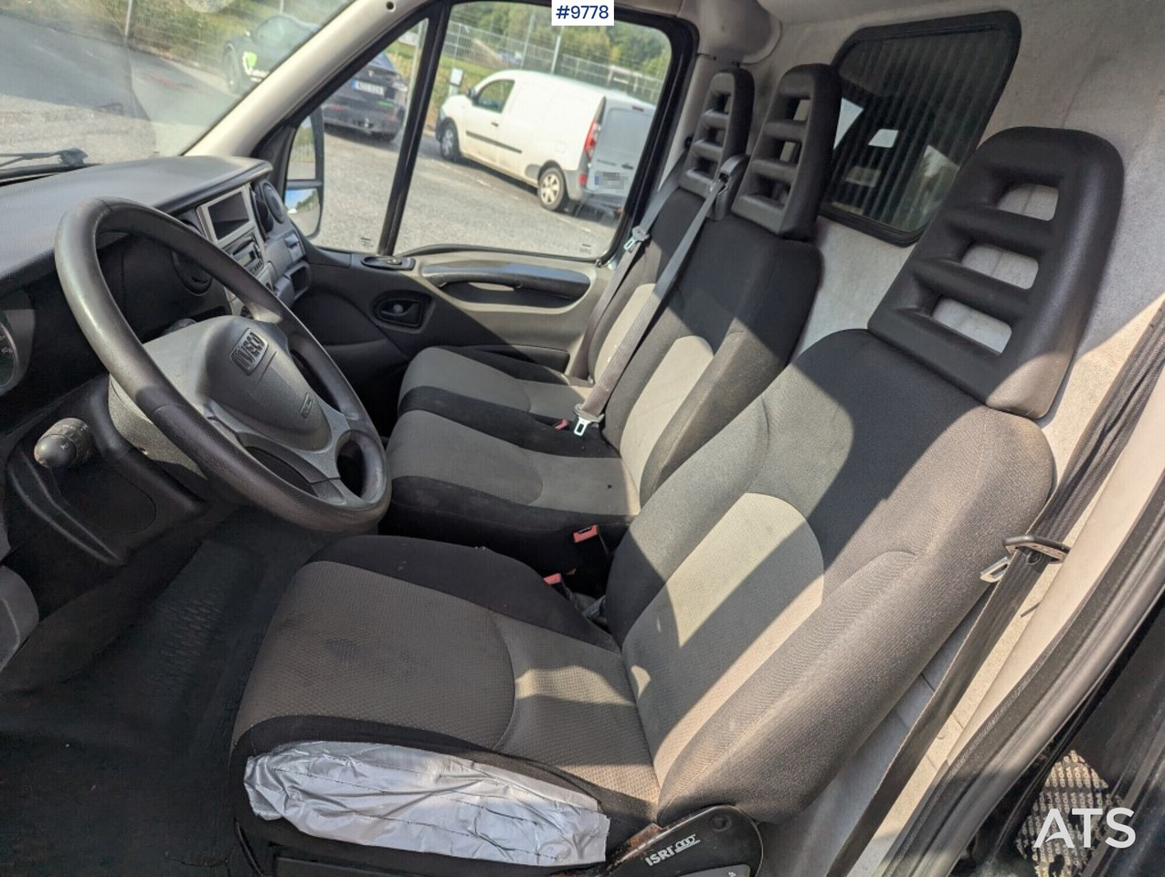 Box Truck Iveco Daily 29L12A V-300 - Van panel: gambar 5 Box Truck Iveco Daily 29L12A V-300 - Van panel: gambar 5