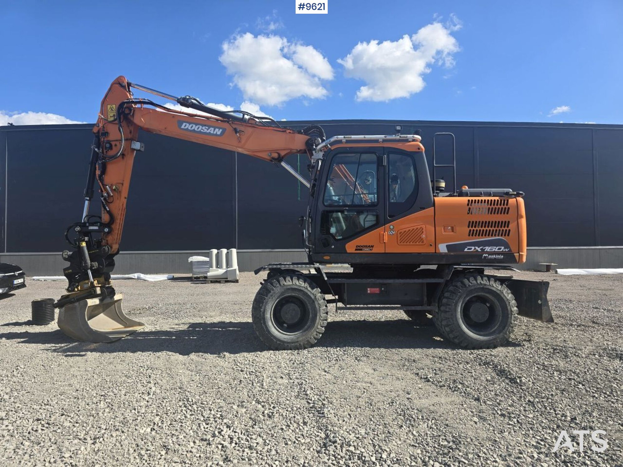 Wheeled Excavator Doosan DX160W with attachment and trailer - Ekskavator roda: gambar 1 Wheeled Excavator Doosan DX160W with attachment and trailer - Ekskavator roda: gambar 1