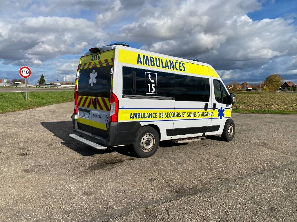 Fiat LES DAUPHINS/DUCATO TORINO 2.3M-Jet 160 endommagée - Ambulans: gambar 4 Fiat LES DAUPHINS/DUCATO TORINO 2.3M-Jet 160 endommagée - Ambulans: gambar 4