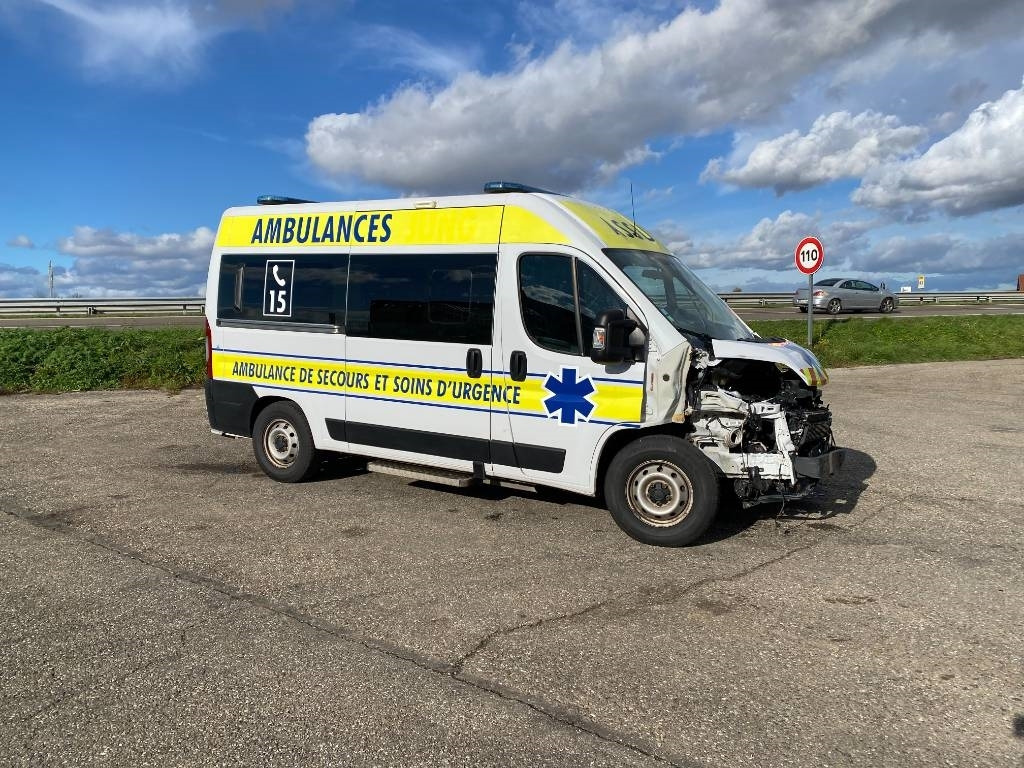 Fiat LES DAUPHINS/DUCATO TORINO 2.3M-Jet 160 endommagée - Ambulans: gambar 3 Fiat LES DAUPHINS/DUCATO TORINO 2.3M-Jet 160 endommagée - Ambulans: gambar 3