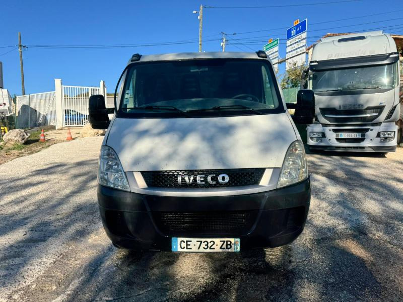 Iveco Daily 35C12 - Van jungkit: gambar 2 Iveco Daily 35C12 - Van jungkit: gambar 2