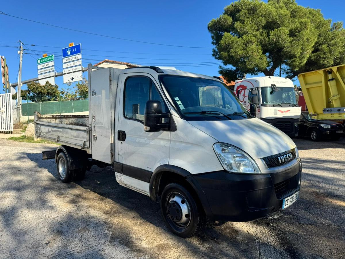 Iveco Daily 35C12 - Van jungkit: gambar 1 Iveco Daily 35C12 - Van jungkit: gambar 1